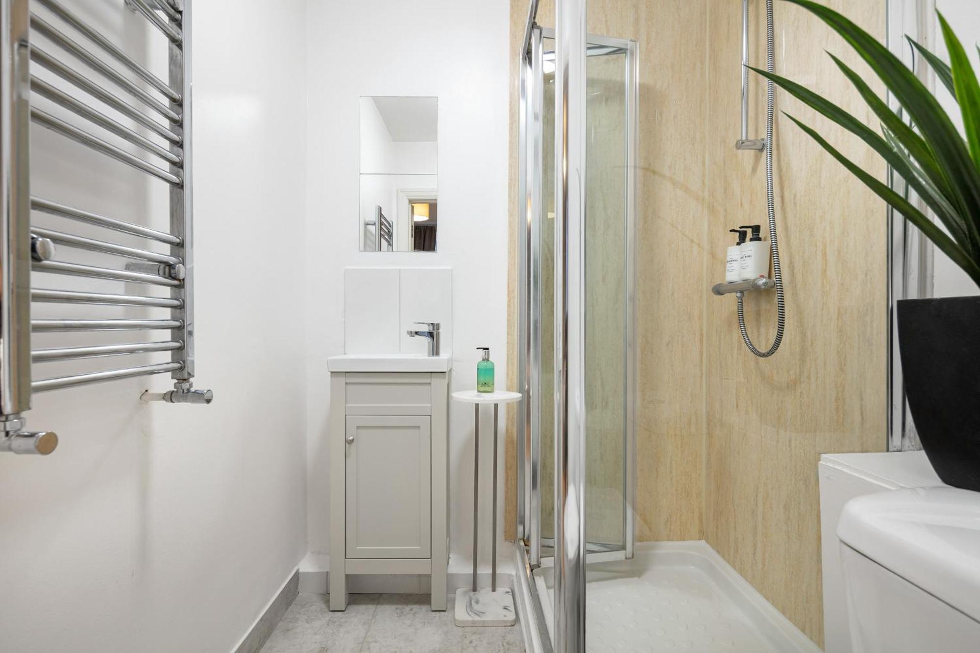 Elegant Kensington Apartment With Patio London Eksteriør billede