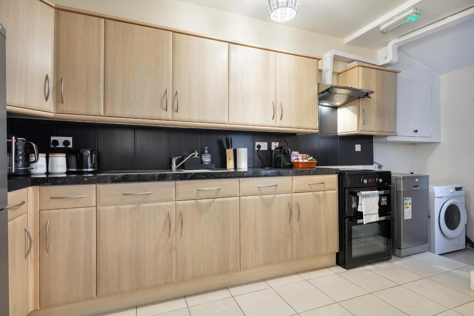 Elegant Kensington Apartment With Patio London Eksteriør billede