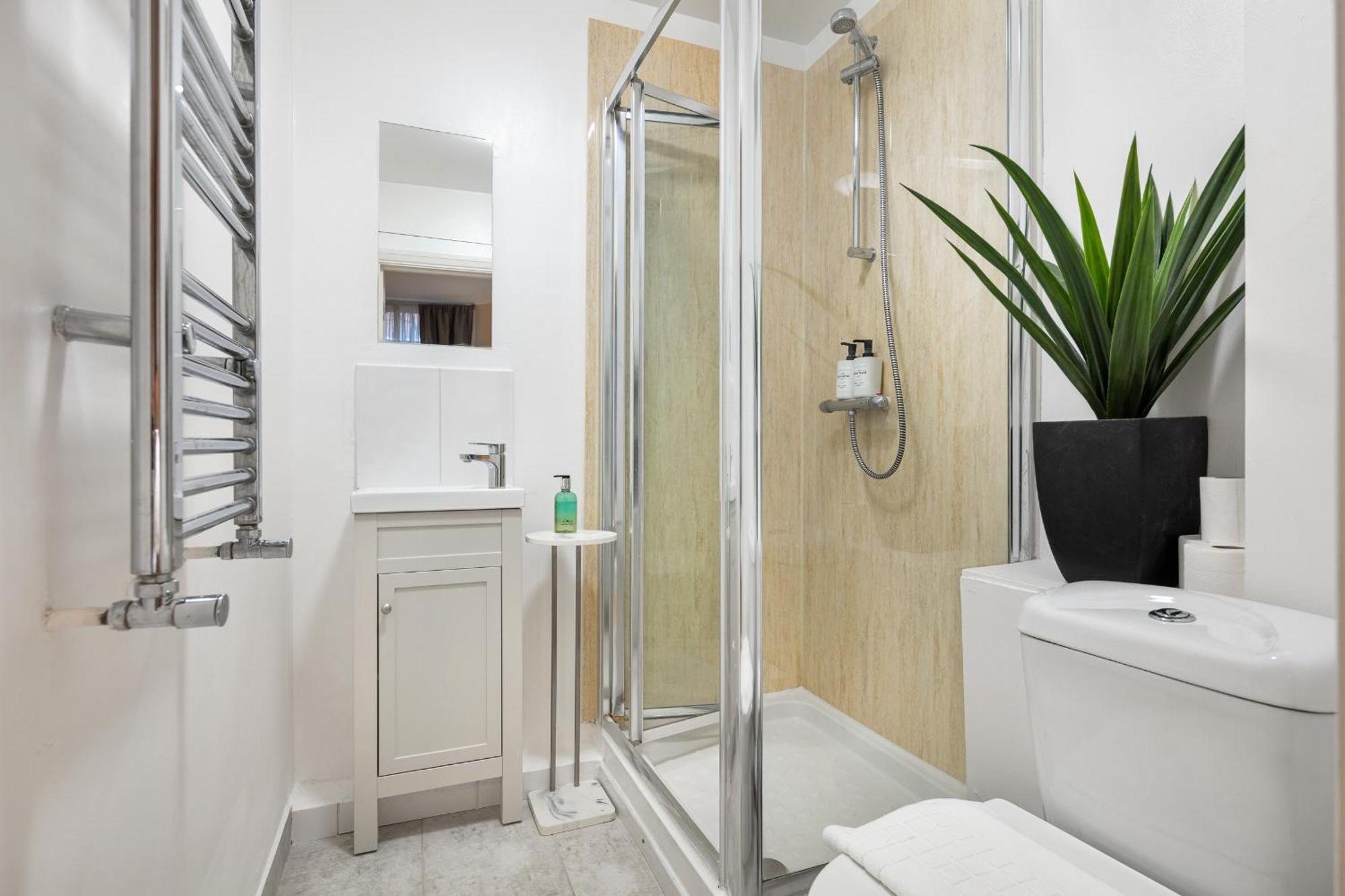 Elegant Kensington Apartment With Patio London Eksteriør billede