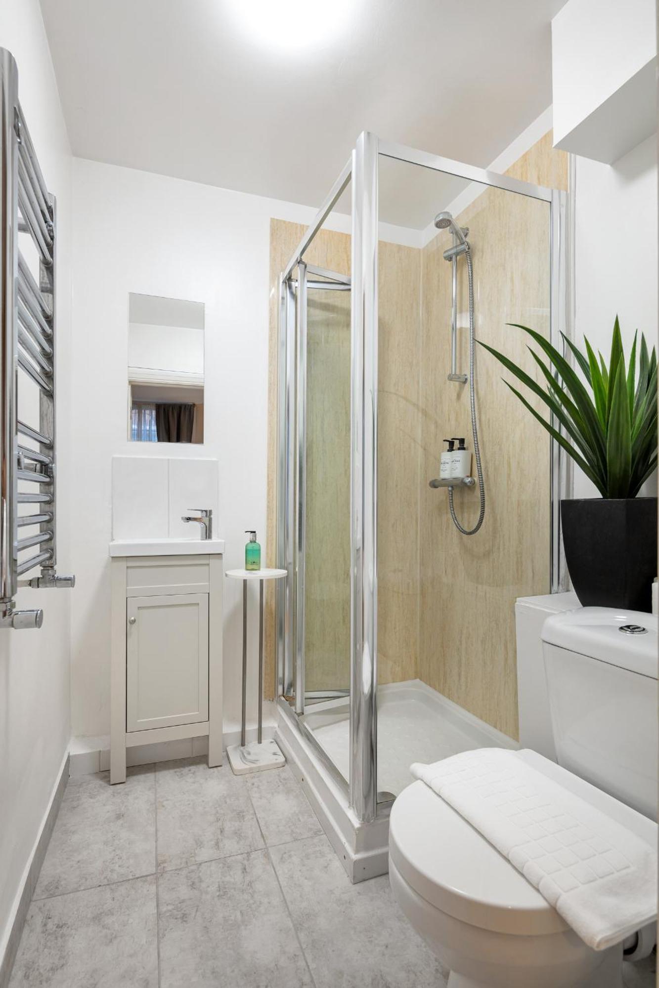 Elegant Kensington Apartment With Patio London Eksteriør billede