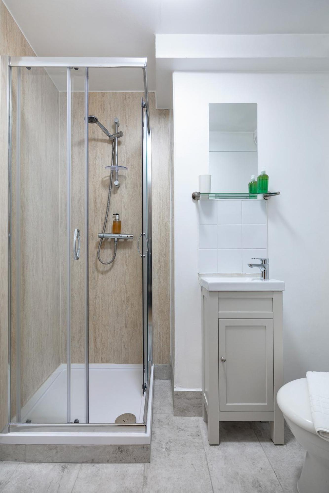 Elegant Kensington Apartment With Patio London Eksteriør billede