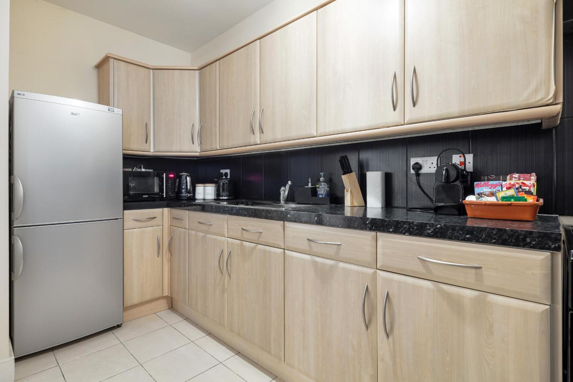 Elegant Kensington Apartment With Patio London Eksteriør billede