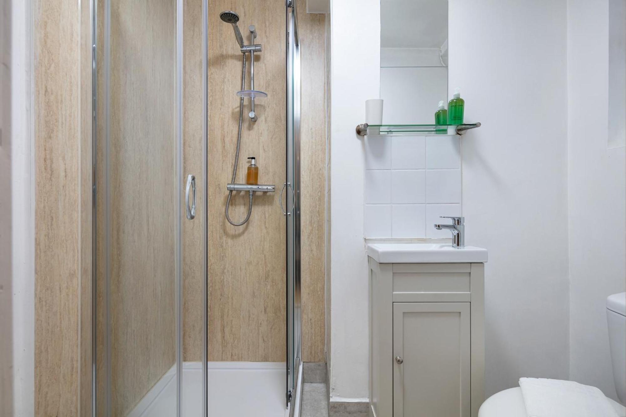 Elegant Kensington Apartment With Patio London Eksteriør billede
