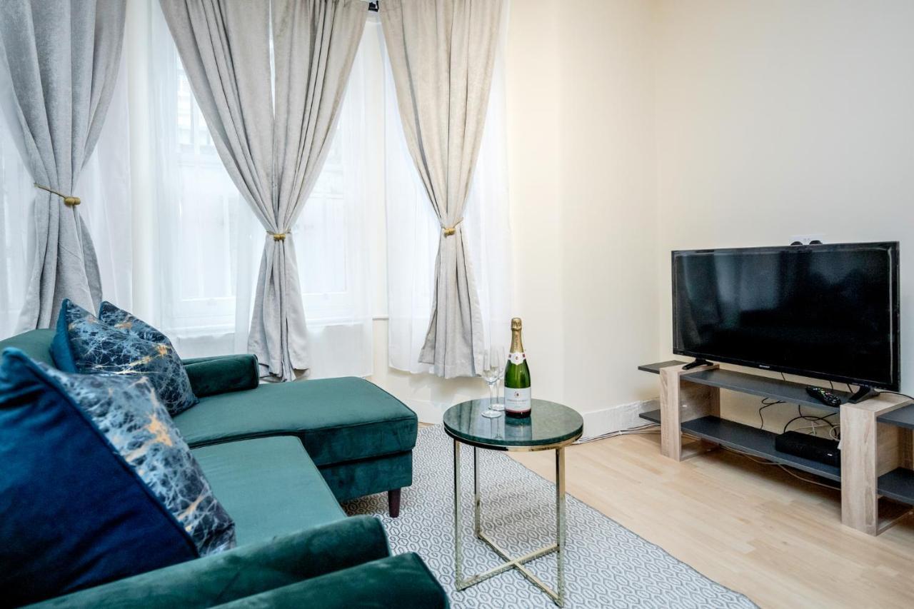 Elegant Kensington Apartment With Patio London Eksteriør billede