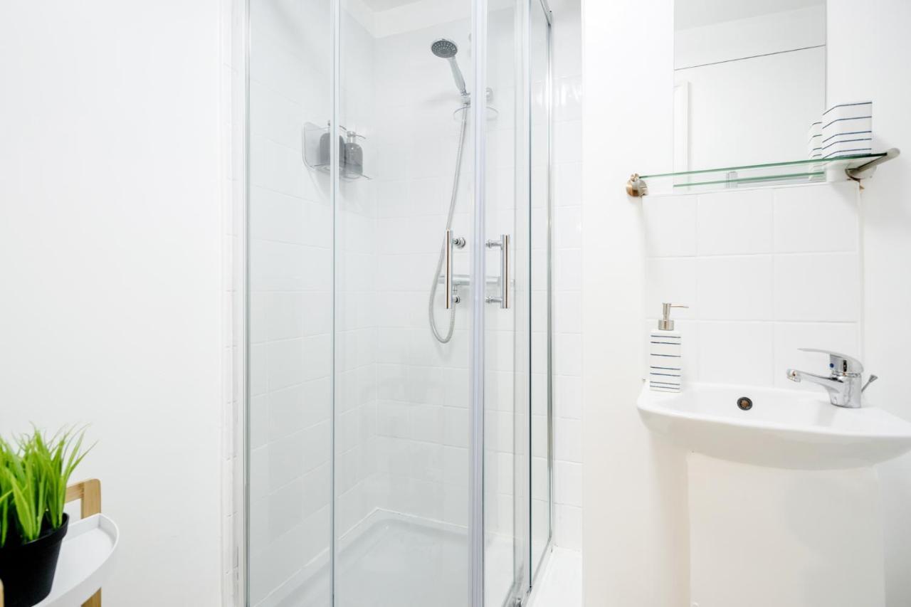 Elegant Kensington Apartment With Patio London Eksteriør billede