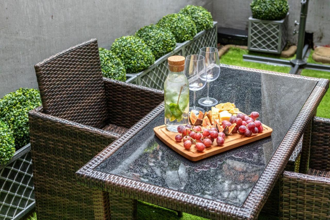 Elegant Kensington Apartment With Patio London Eksteriør billede