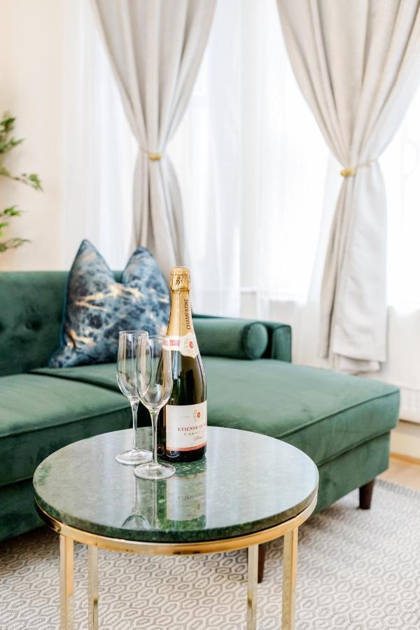 Elegant Kensington Apartment With Patio London Eksteriør billede