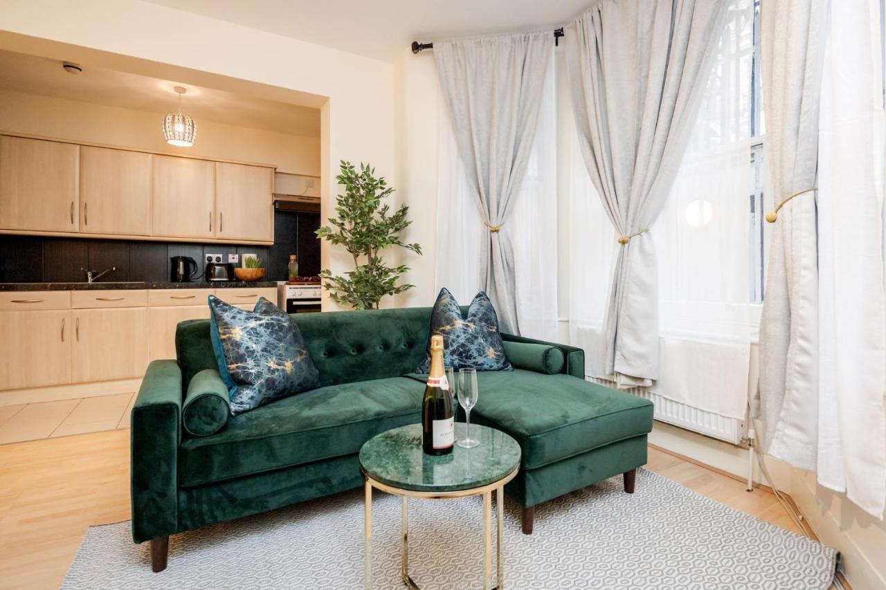 Elegant Kensington Apartment With Patio London Eksteriør billede